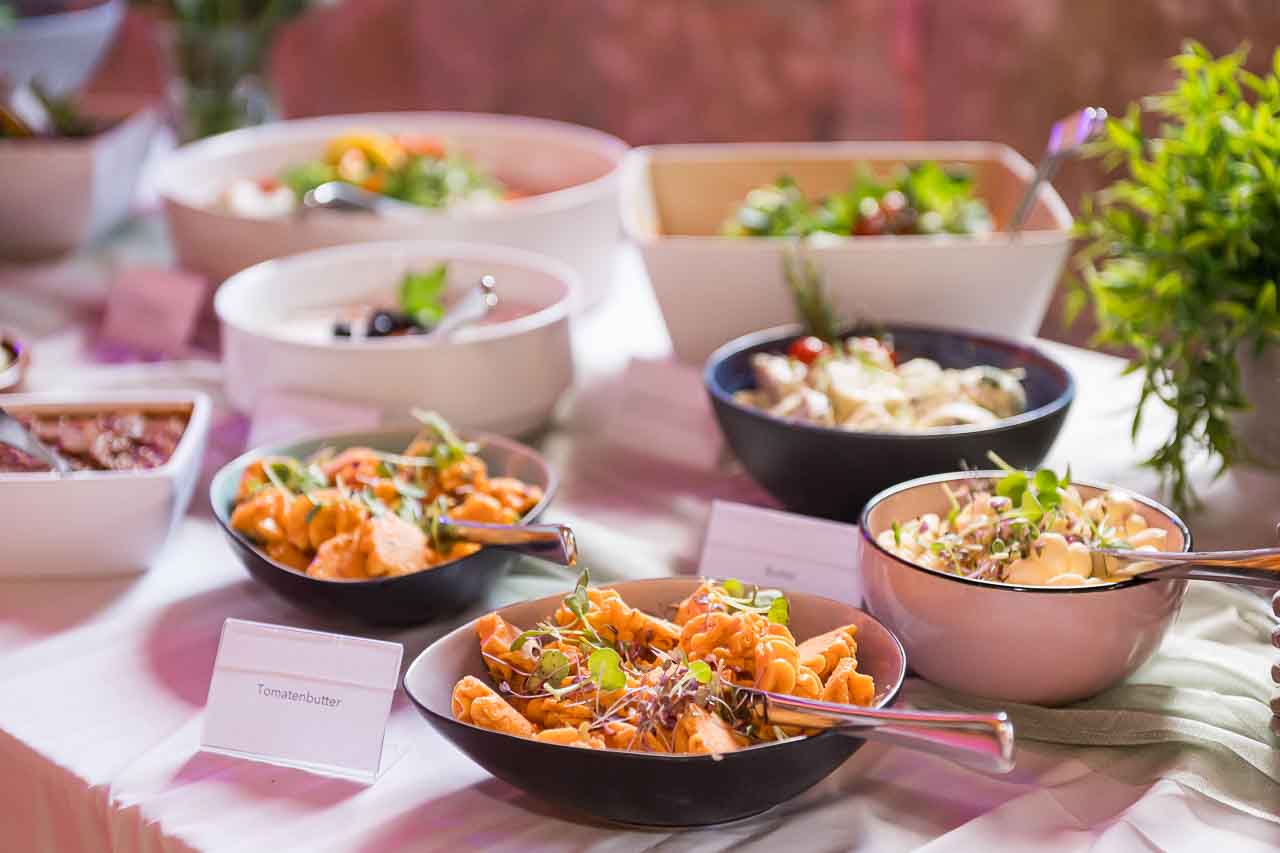 Festlicher Buffet-Tisch in Mosterei Ockensen: Köstliche Pasta, frische Salate und delikate Tomatenbutter. Ein Genuss für alle Sinne!