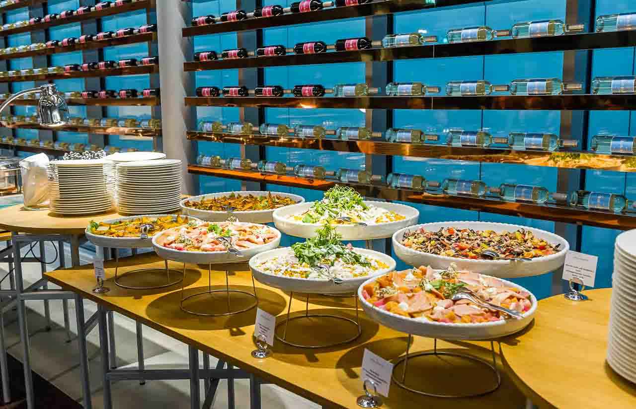 Einladendes Buffet mit vielfaeltigen Speisen, praesentiert auf eleganten Servierplatten. Die Atmosphaere laedt zum Geniessen und Verweilen ein.