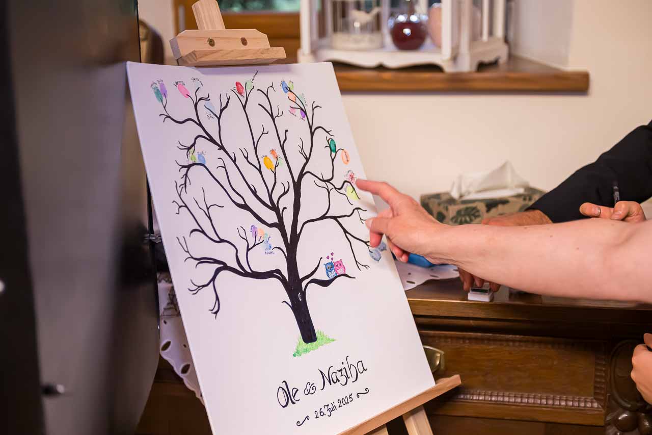 Hochzeit in Ockensen: Gästefingerabdruckbaum für Ole & Naziha. Einzigartige Erinnerung an den besonderen Tag, liebevoll gestaltet.