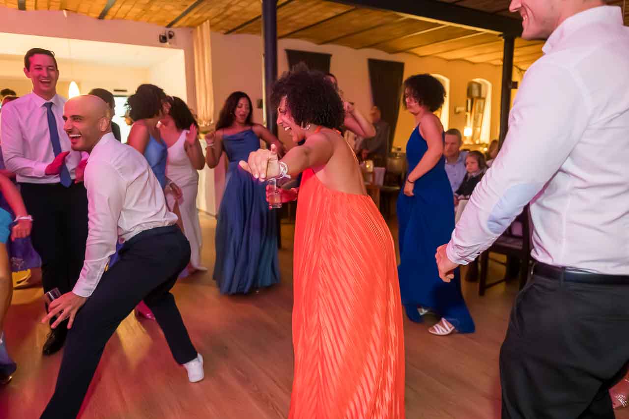 Fröhliche Hochzeitsgäste tanzen ausgelassen in Hannover. Elegante Kleider und strahlende Gesichter füllen die Tanzfläche mit Leben und Freude.