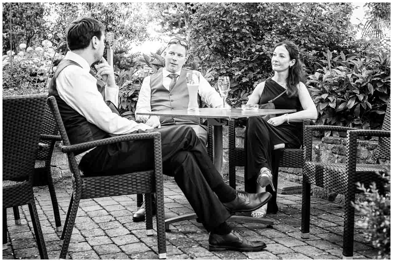 Elegante Gesellschaft in Hannover: Stilvolle Dame und Herren genießen den Tag im Freien. Zeitlose Eleganz und entspannte Atmosphäre.