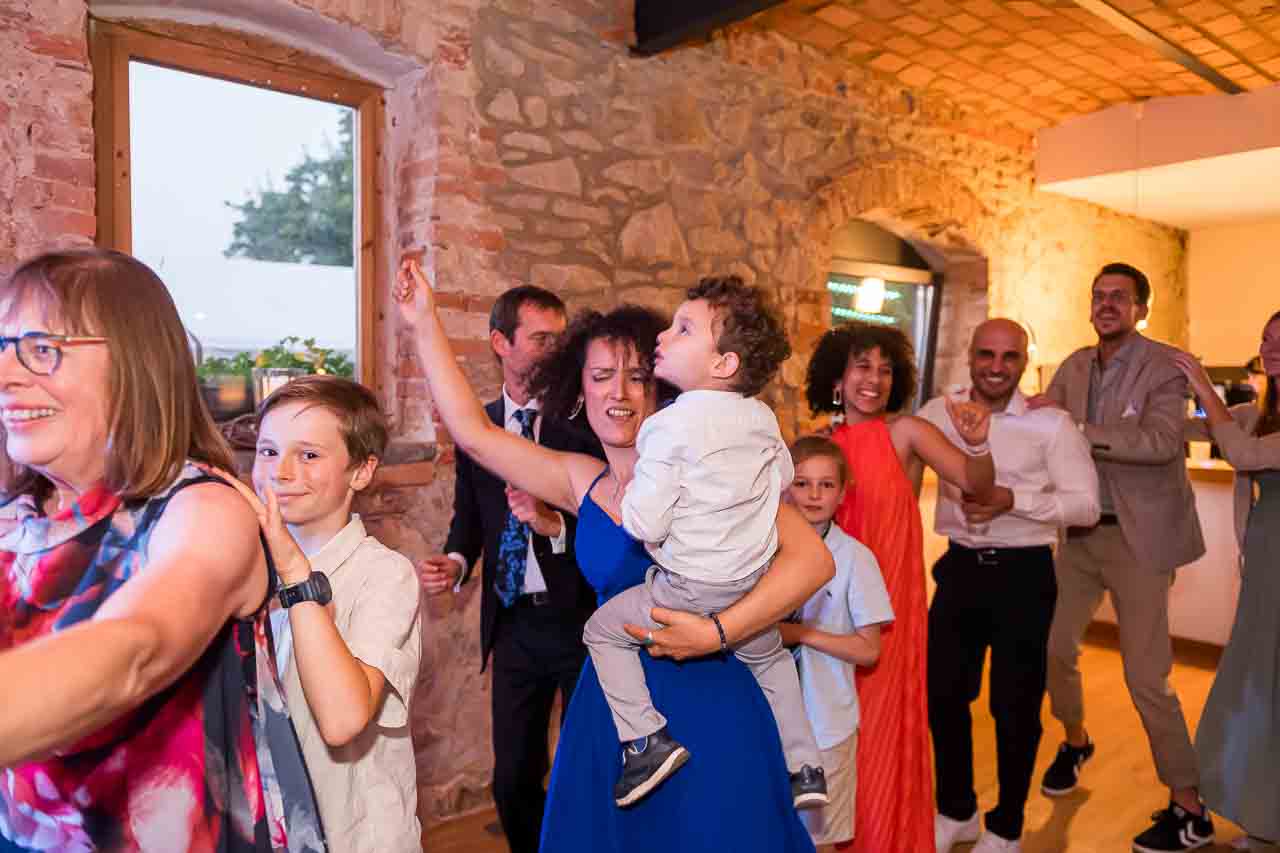 Hochzeitsfotos 20250726: Tanzende Hochzeitsgesellschaft in Hannover. Frau mit Kind im Arm, festliche Stimmung, Hochzeit feiern.
