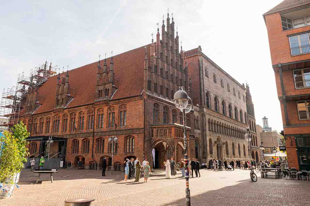 Strahlende Braut im Cabrio in Hannover: Ein unvergesslicher Moment. Elegante Hochzeitsdekoration am Auto. Romantik pur für die stilvolle Frau.