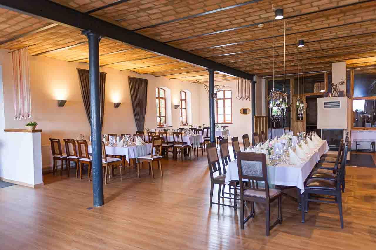 Festlich gedeckte Tische in der Mosterei Ockensen. Elegante Location für Hochzeiten und Events mit stilvollem Ambiente.