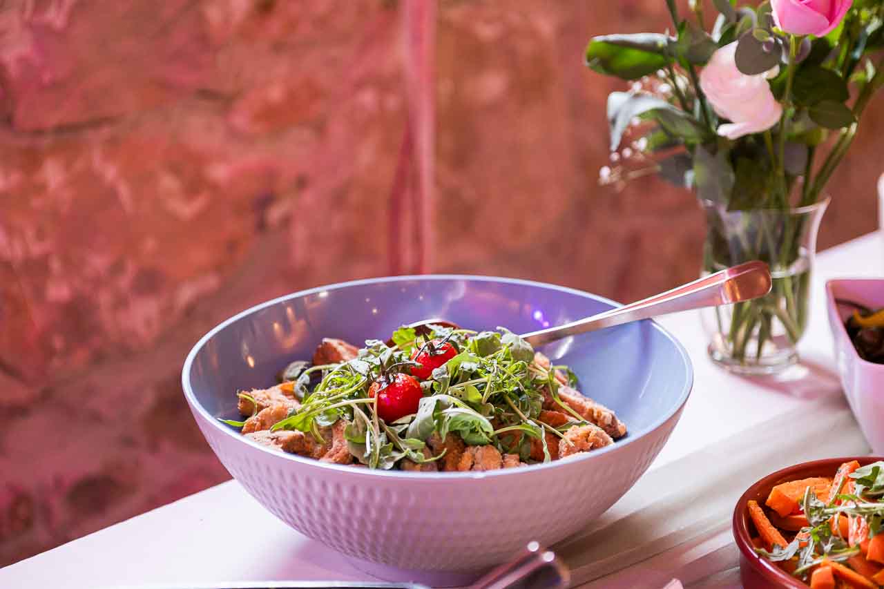 Kulinarisches Highlight in Ockensen: Frischer Salat mit zarten Tomaten und Kräutern in stilvollem Ambiente. Ein Fest für die Sinne!