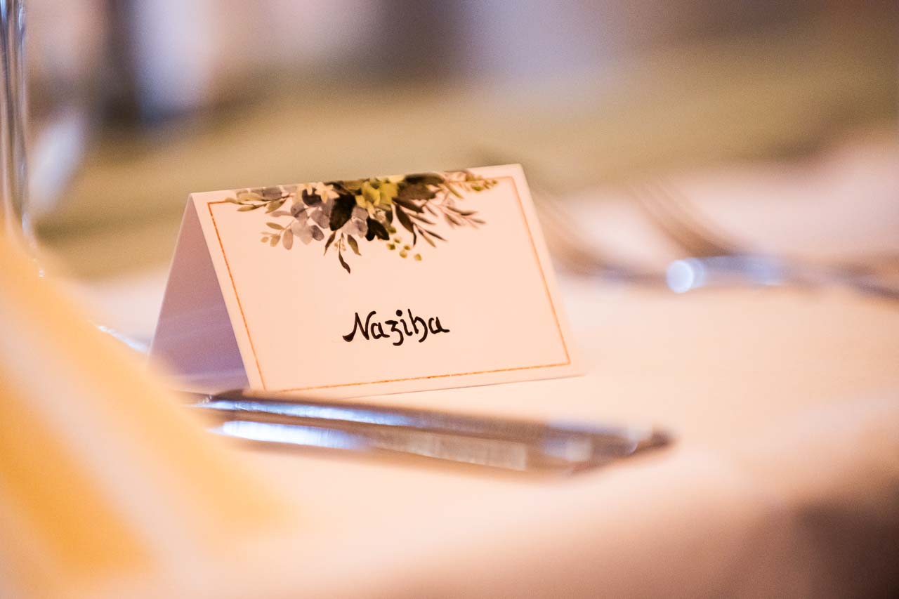 Tischdeko mit Namenskarte Naziha in Mosterei Ockensen. Elegante florale Akzente für unvergessliche Momente. Stilvolle Hochzeitsdekoration.