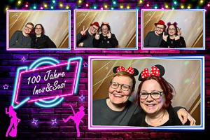 Fröhliche Freundinnen feiern: Ein Fotoautomat fängt die ausgelassene Stimmung ein. Die Damen strahlen, geschmueckt mit lustigen Accessoires in Hannover