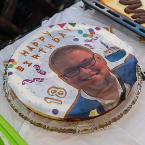 Geburtstagstorte zum 18. mit Foto. Die personalisierte Torte mit Happy Birthday Schriftzug und Konfetti ist ein süßes Highlight.
