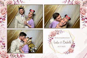 Liebevolle Hochzeitsfotos von Braut und Braeutigam in der Fotobox festgehalten. Verspielte Accessoires und innige Momente fuer die Ewigkeit. Schoen!