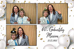 Stimmungsvolle Collage zum 60. Geburtstag, zeigt fröhliche Freundinnen im Photobooth mit witzigen H аксессуарами und Luftballons im Hintergrund.